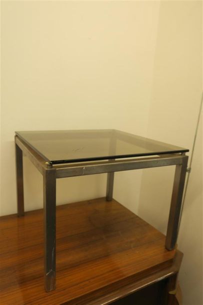 Une table basse carrée métal et verre. 