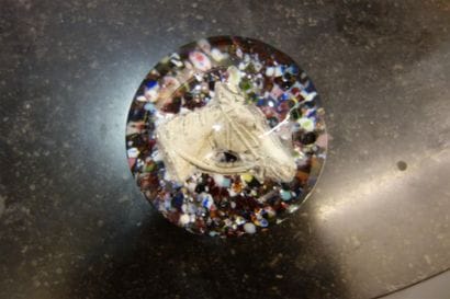 Boule PRESSE-PAPIER à décor d'une tête de...