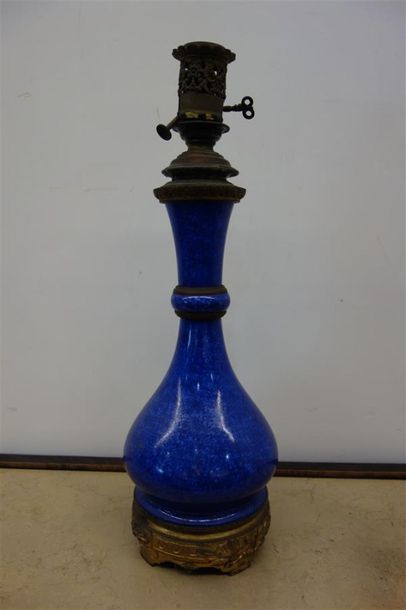 LAMPE à PETROLE à corps en céramique bleu...