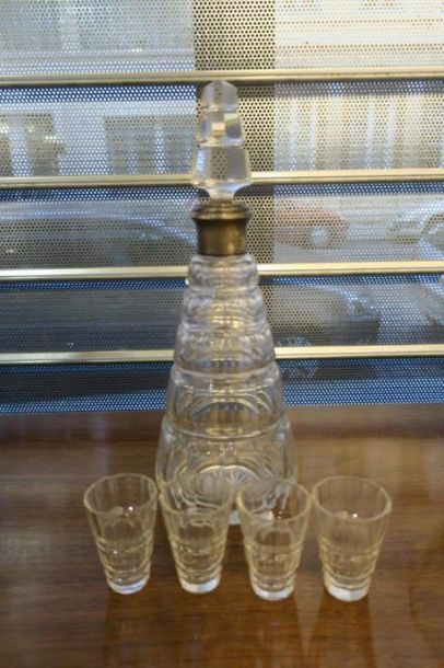 Lot comprenant une carafe et dix verres à...