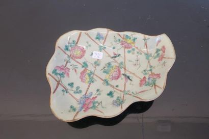 Coupe polylobée sur talon, en faience Asiatique...