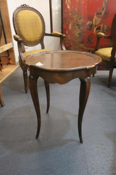 Petit table en bois naturel, pieds galbés....
