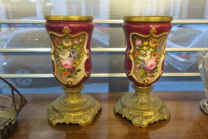 Paire d'éléments décoratifs en porcelaine...