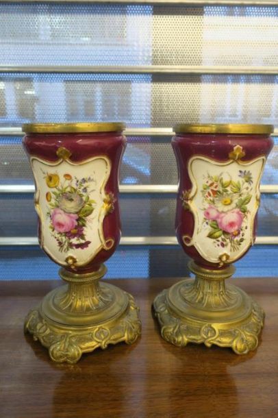 Paire d'éléments décoratifs en porcelaine...