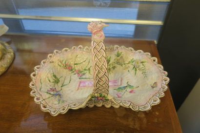 Panier en faience ajourée à décor de fleurs...