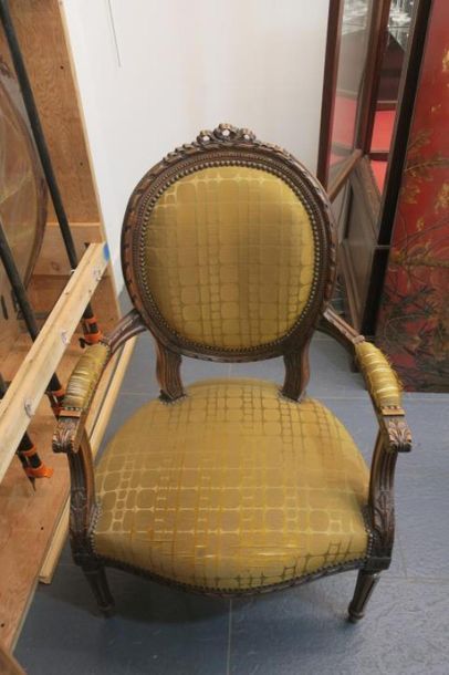 Paire de fauteuils à dossier médaillon à...
