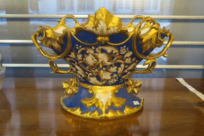 Coupe en porcelaine à décor polychrome et...