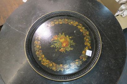 Plateau en tôle peinte à décor de fleurs...