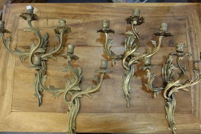 Suite de quatre APPLIQUES en bronze doré...