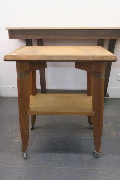 Table desserte en chêne, vers 1940. 