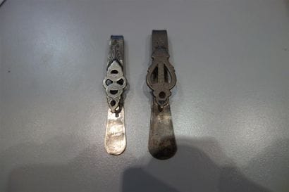 Deux CLAVIERS en argent. Poids 35 gr. 