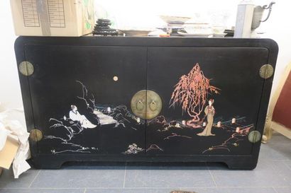 Meuble laquée ouvrant à deux portes, décor...