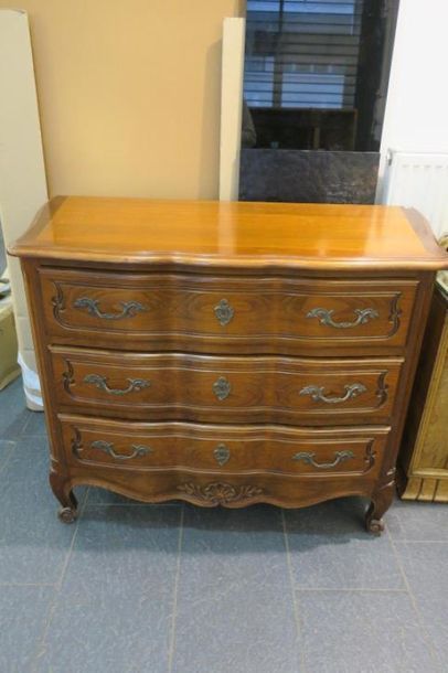 Commode de style, trois tiroirs 