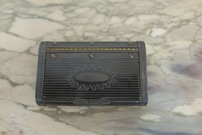 Tabatière en bois laqué noir et inscrustation...