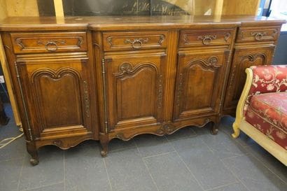 Buffet en bois naturel ouvrant à 4 vantaux...