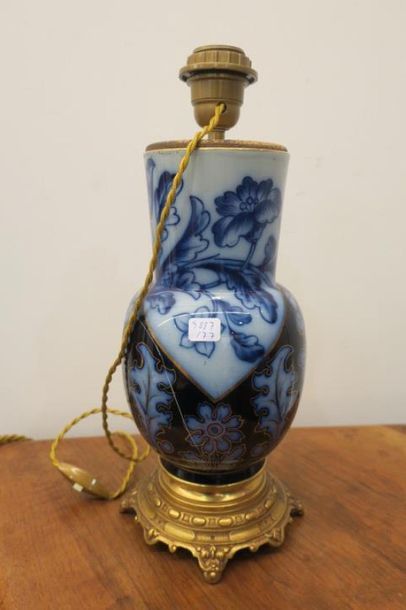 Lampe en porcelaine bleue accidentée. 
