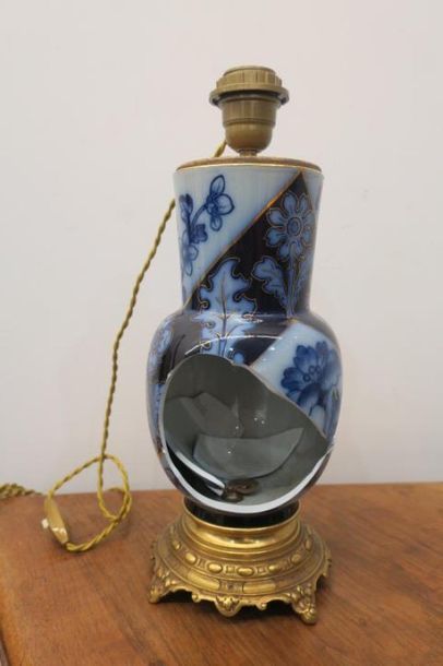 Lampe en porcelaine bleue accidentée. 
