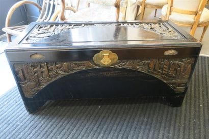 Un coffre chinois sculpté en bois laqué ...
