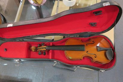 Un violon, dans son étui, avec un archet...