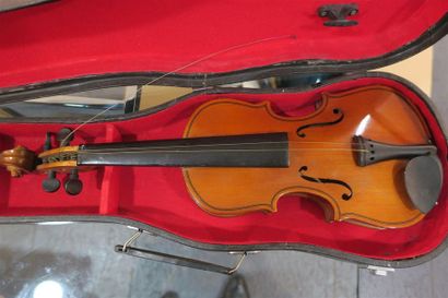 Un violon, dans son étui, avec un archet...