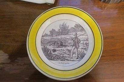 MONTEREAU. Trois assiettes en faience à décor...