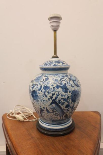 Potiche montée en lampe bleu de delft. 
