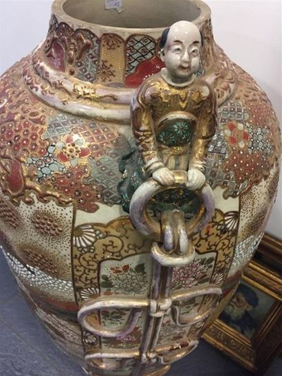 SATSUMA. VASE à décor polychrome. H.90 cm...
