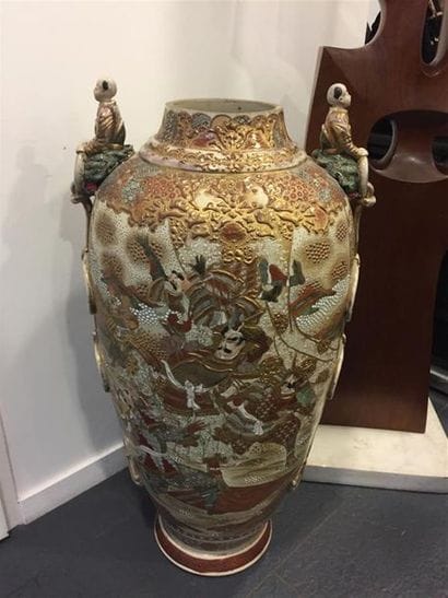 SATSUMA. VASE à décor polychrome. H.90 cm...
