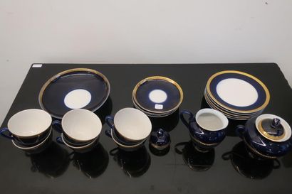 Service en porcelaine bleue et dorée russe....