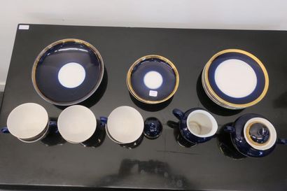 Service en porcelaine bleue et dorée russe....