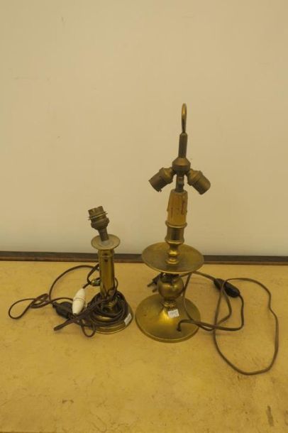 Un bougeoir à poussoir et un flambeau. 