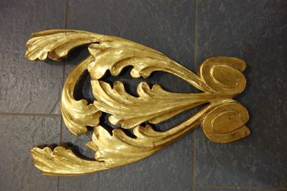 Elément de décor en bois doré en forme de...