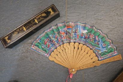Eventail asiatique dans son écrin en bois...