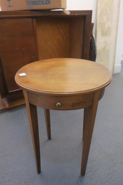 Petite table ronde ouvrant à un tiroir. 