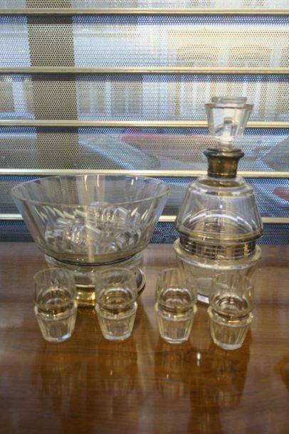 Lot comprenant une carafe, douze petits verres...