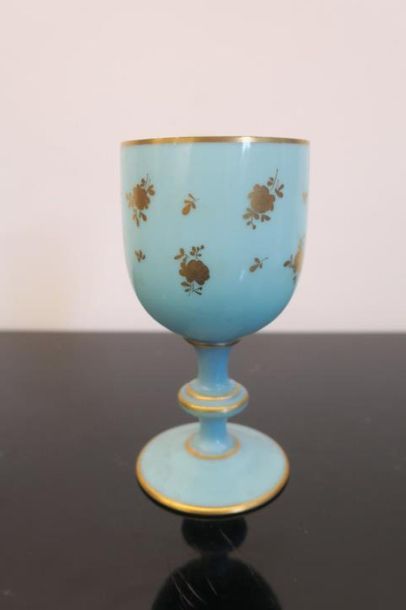 Verre sur pied en opaline bleu ciel à filet...