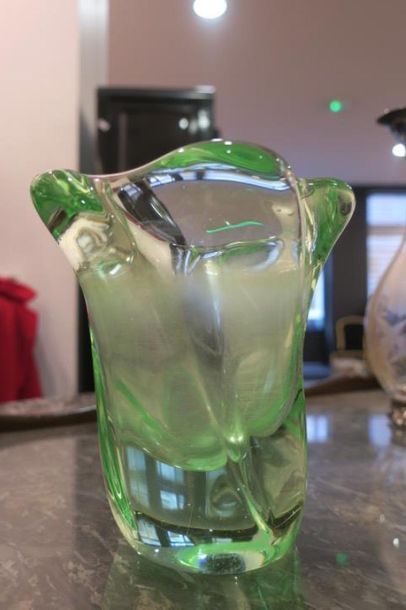 Petit vase en verre. 