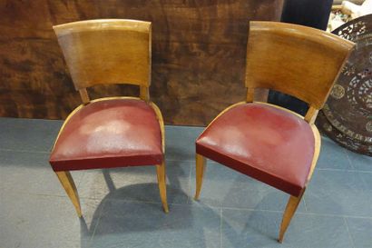 6 Chaises, garniture rouge. 
