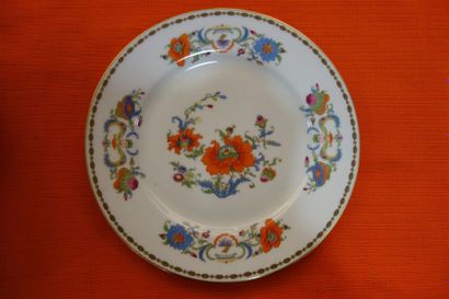 12 assiettes en porcelaine de Limoges décor...