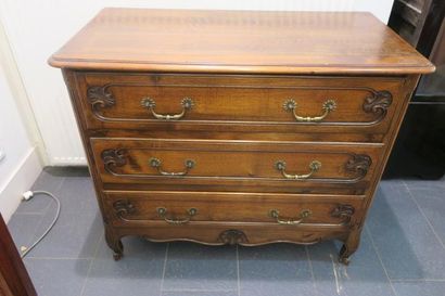 Commode en bois naturel ouvrant à trois tiroirs...