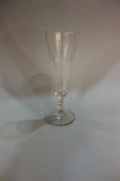 5 flûtes à champagne en verre.

