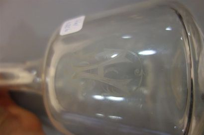 Carafe à long col monogrammée. 
