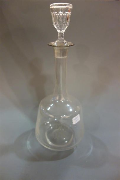 Carafe à long col monogrammée. 

