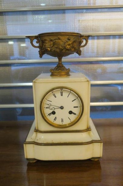 Pendule borne surmontée d'une coupe en bronze....