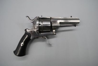 REVOLVER à broche, système à renfort de carcasse...