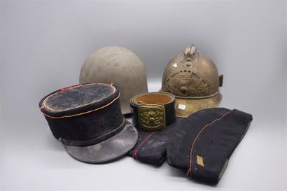 FRANCE. SAPEUR POMPIER. Casque 1885, 1 képi,...