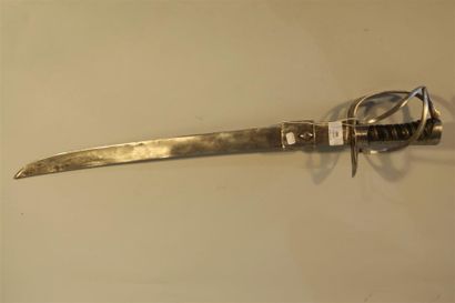 SABRE en fer, garde à 3 branches, fusée cuir...