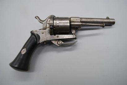 REVOLVER à broche, canon octogonal marqué...