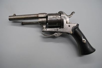 REVOLVER à broche, canon octogonal marqué...
