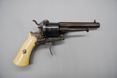REVOLVER à broche, canon octogonal, gravé,...